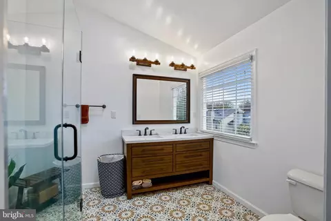 Bath - 8012 Readington Ct, Springfield, VA 22152 photo 2 of 4