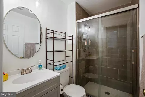Bath - 8012 Readington Ct, Springfield, VA 22152 photo 4 of 4