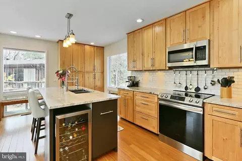 8609 Battailles Ct, Annandale, VA 22003
