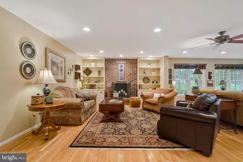 Living - 2301 Noble Victory Ct, Reston, VA 20191 photo 3 of 5