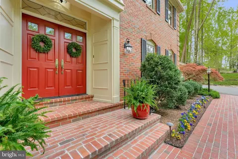 7900 Old Cedar Ct, Mclean, VA 22102 photo 3
