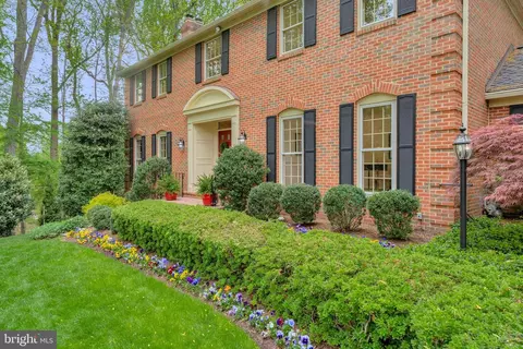 7900 Old Cedar Ct, Mclean, VA 22102 photo 2