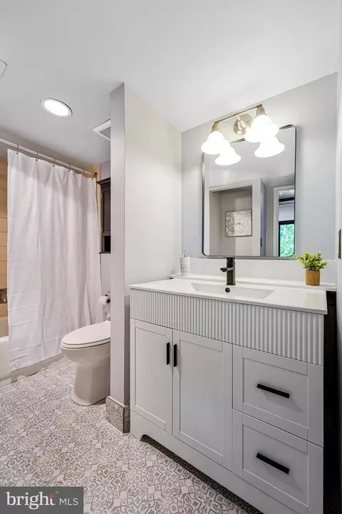 Bath - 1808 Old Meadow Rd #409, Mclean, VA 22102 photo 1 of 1