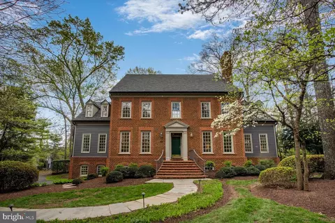 10131 Nedra Dr, Great Falls, VA 22066
