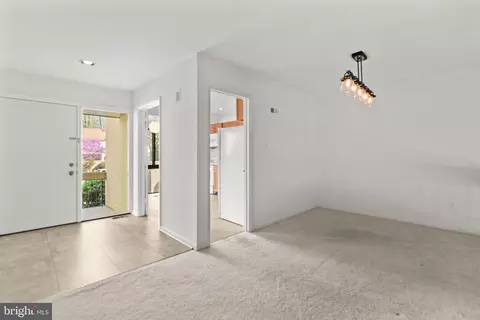 Entry Way - 11681 Newbridge Ct, Reston, VA 20191 photo 2 of 4