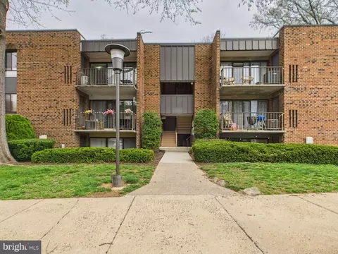 7800 Dassett Ct #301, Annandale, VA 22003