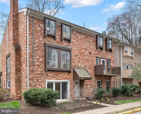 3829 Persimmon Cir, Fairfax, VA 22031