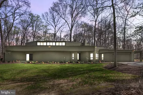 10116 Walker Woods Dr, Great Falls, VA 22066
