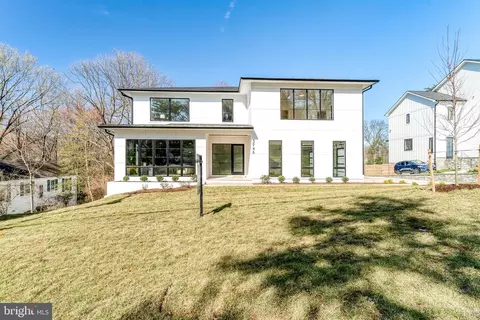 Exterior - 3946 N Dumbarton St, Mclean, VA 22101 photo 6 of 12