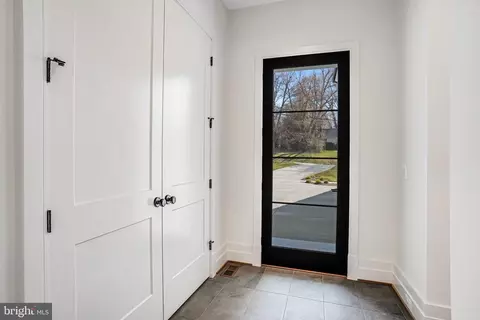 Entry Way - 3946 N Dumbarton St, Mclean, VA 22101 photo 6 of 9