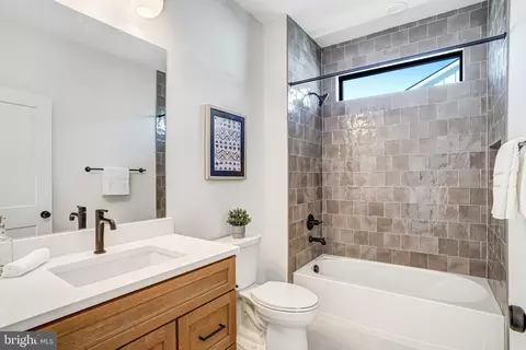 Bath - 3946 N Dumbarton St, Mclean, VA 22101 photo 10 of 12