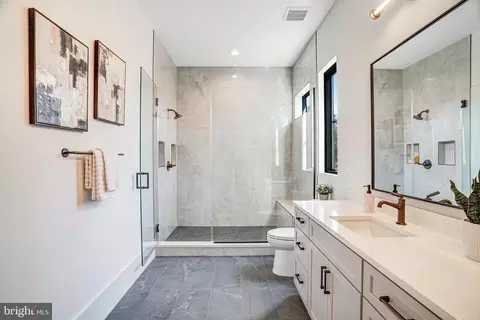 Bath - 3946 N Dumbarton St, Mclean, VA 22101 photo 3 of 12