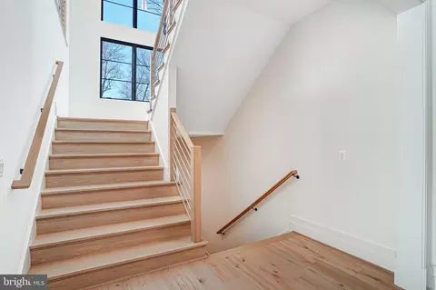 Entry Way - 3946 N Dumbarton St, Mclean, VA 22101 photo 7 of 9