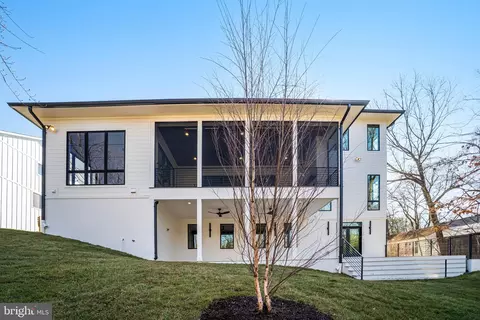 Exterior - 3946 N Dumbarton St, Mclean, VA 22101 photo 11 of 12
