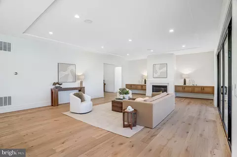 Living - 3946 N Dumbarton St, Mclean, VA 22101 photo 3 of 8