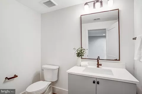 Bath - 3946 N Dumbarton St, Mclean, VA 22101 photo 11 of 12