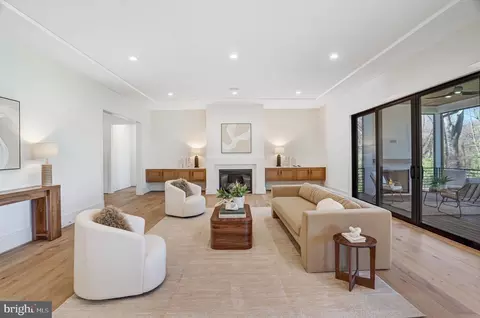 Living - 3946 N Dumbarton St, Mclean, VA 22101 photo 2 of 8