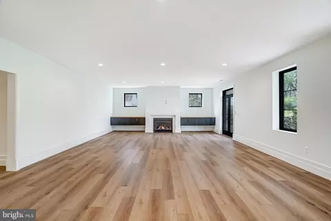 Living - 3946 N Dumbarton St, Mclean, VA 22101 photo 6 of 8