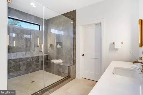 Bath - 3946 N Dumbarton St, Mclean, VA 22101 photo 6 of 12