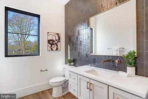 Bath - 3946 N Dumbarton St, Mclean, VA 22101 photo 1 of 12