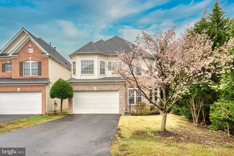 5648 Lierman Cir, Centreville, VA 20120