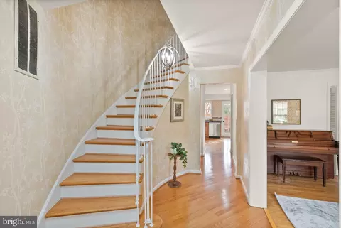 6026 Queenston St, Springfield, VA 22152 photo 3