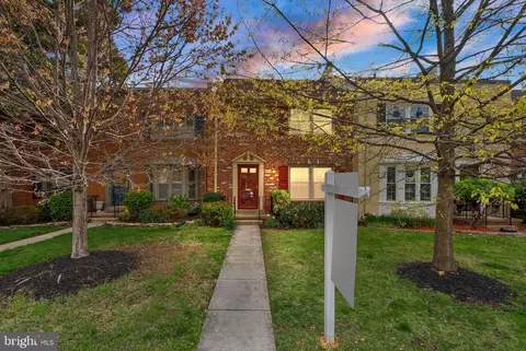 6026 Queenston St, Springfield, VA 22152 photo 2