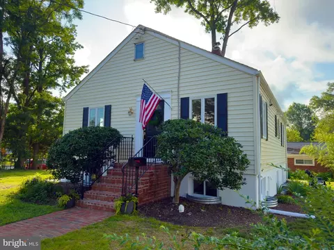 7001 Memorial Heights Dr, Alexandria, VA 22306
