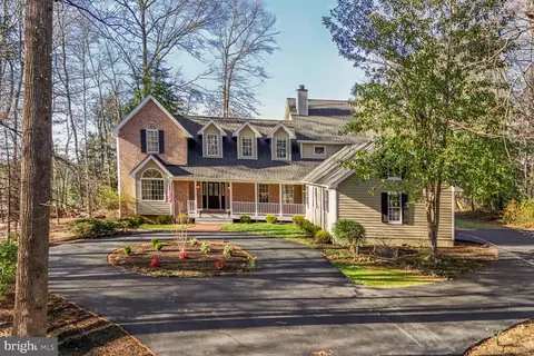 322 Canterwood Ln, Great Falls, VA 22066