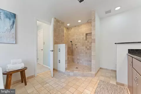 Bath - 1603 Aerie Ln, Mclean, VA 22101 photo 3 of 5