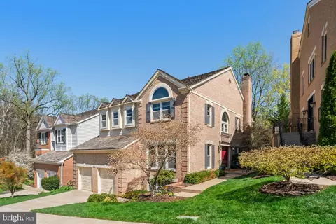 Exterior - 1603 Aerie Ln, Mclean, VA 22101 photo 5 of 7