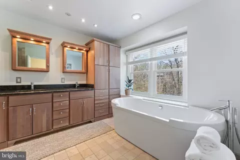 Bath - 1603 Aerie Ln, Mclean, VA 22101 photo 2 of 5