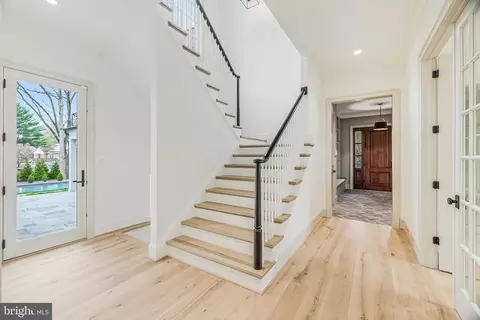 Entry Way - 6913 Benjamin St, Mclean, VA 22101 photo 6 of 10