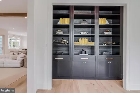 Entry Way - 6913 Benjamin St, Mclean, VA 22101 photo 2 of 10