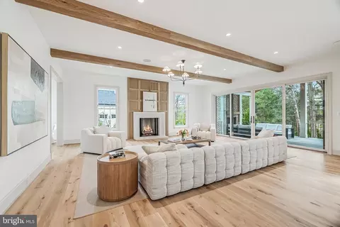 Living - 6913 Benjamin St, Mclean, VA 22101 photo 3 of 7