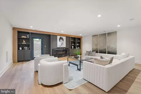 Living - 6913 Benjamin St, Mclean, VA 22101 photo 7 of 7