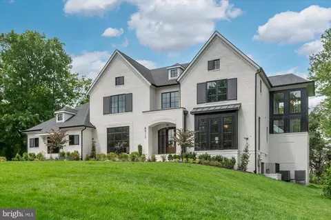8912 Gallant Green Dr, Mclean, VA 22102 photo 3