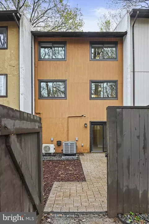 Exterior - 2402 Cloudcroft Sq, Reston, VA 20191 photo 4 of 6