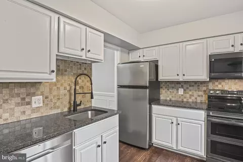 Kitchen - 2402 Cloudcroft Sq, Reston, VA 20191 photo 2 of 3