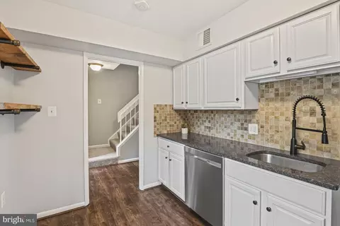 Kitchen - 2402 Cloudcroft Sq, Reston, VA 20191 photo 3 of 3