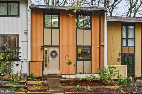 2402 Cloudcroft Sq, Reston, VA 20191