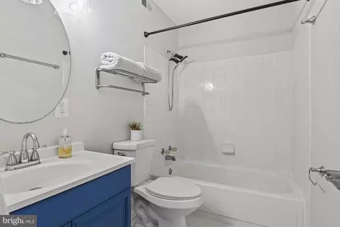 Bath - 2402 Cloudcroft Sq, Reston, VA 20191 photo 4 of 6