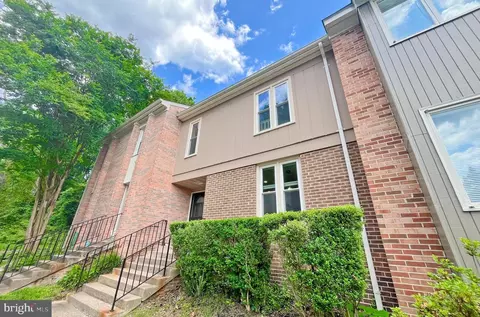 5035 Cliffhaven Dr, Annandale, VA 22003