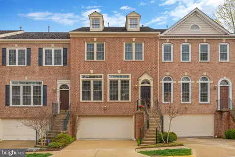 10166 Castlewood Ln, Oakton, VA 22124