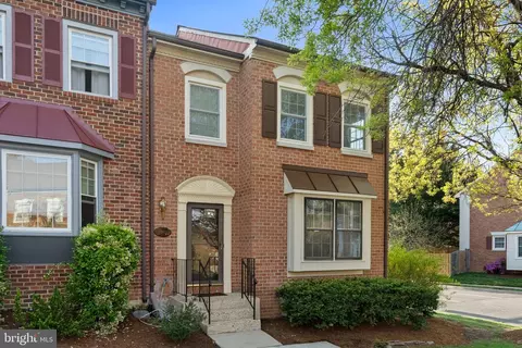6062 Estates Dr, Alexandria, VA 22310