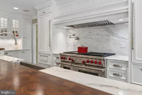 Kitchen - 932 Woburn Ct, Mclean, VA 22102 photo 4 of 5