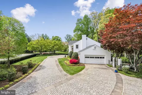 Exterior - 932 Woburn Ct, Mclean, VA 22102 photo 3 of 25