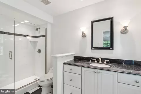 Bath - 932 Woburn Ct, Mclean, VA 22102 photo 6 of 8