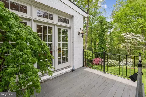 Exterior - 932 Woburn Ct, Mclean, VA 22102 photo 21 of 25