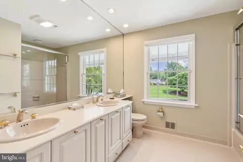 Bath - 932 Woburn Ct, Mclean, VA 22102 photo 5 of 8